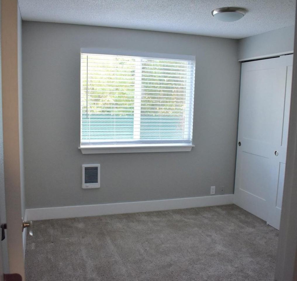 3110 Ne Tide Ave - Photo 7 of 18