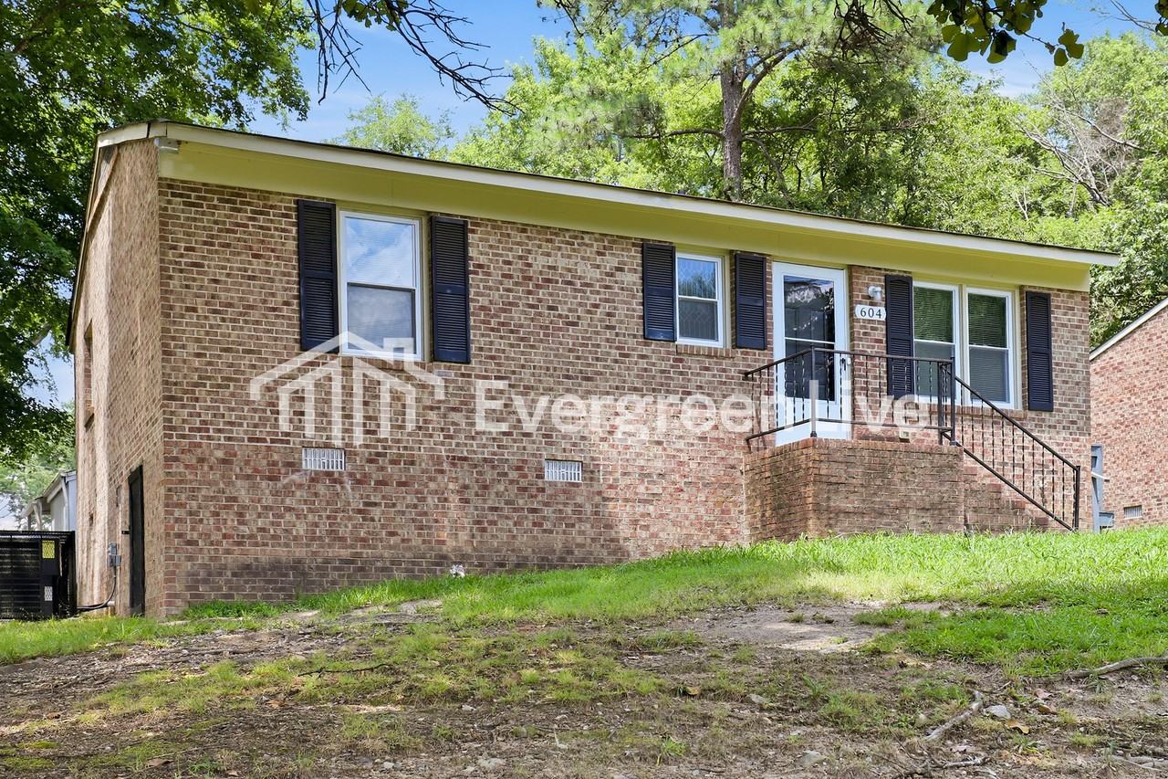 604 Parkwood Dr - Photo 2 of 10