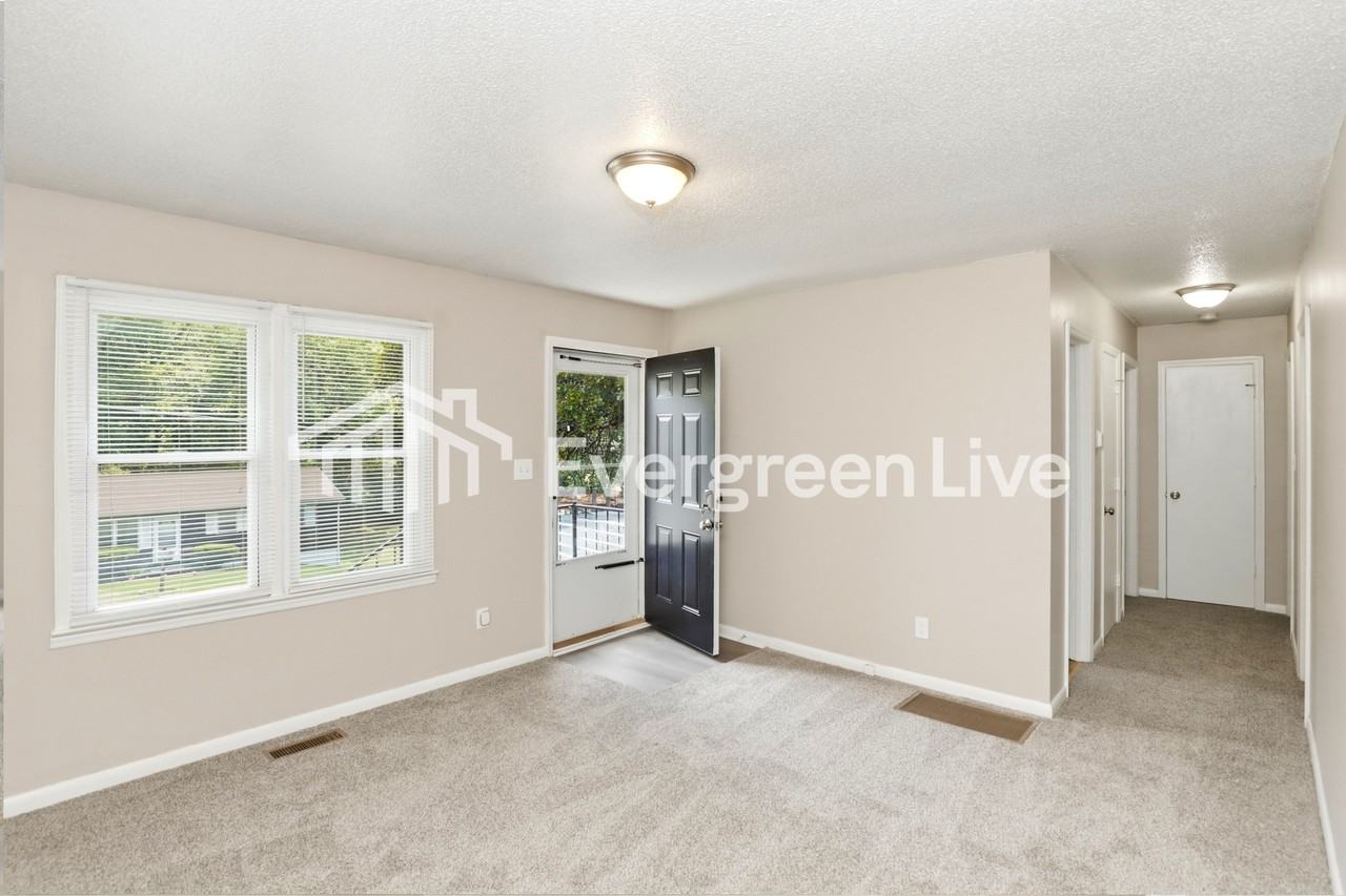 604 Parkwood Dr - Photo 3 of 10