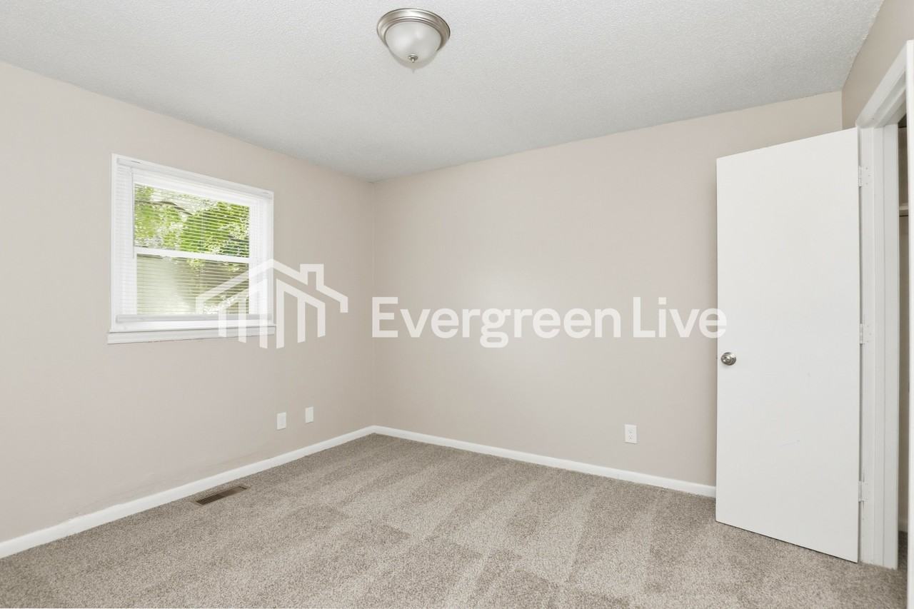 604 Parkwood Dr - Photo 6 of 10