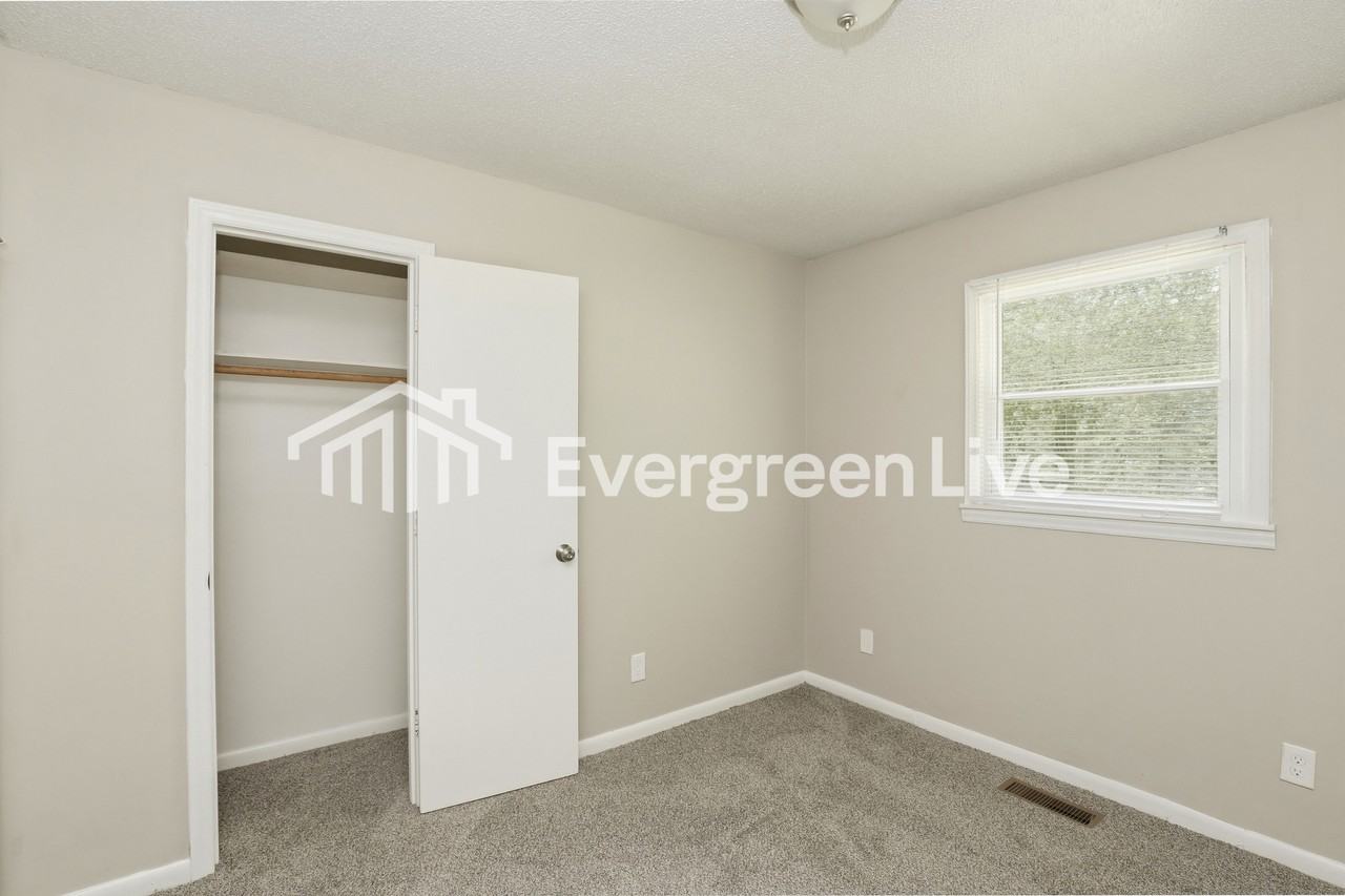604 Parkwood Dr - Photo 7 of 10