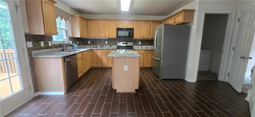 3811 Roxfield Dr - Photo 4 of 36