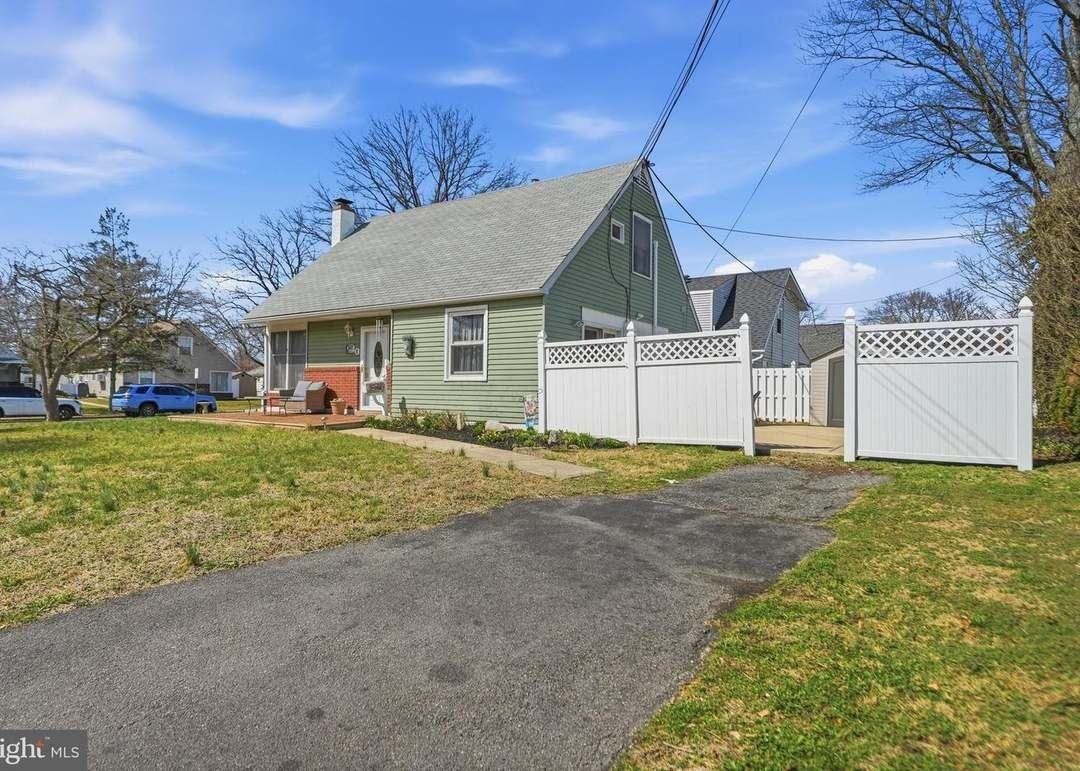 1323 Morton Ave - Photo 2 of 15