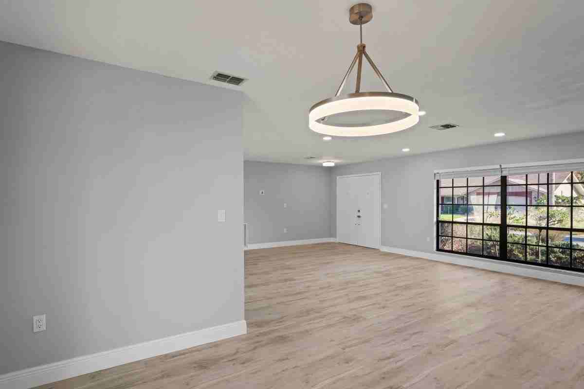 8312 Roxboro Dr - Photo 3 of 17