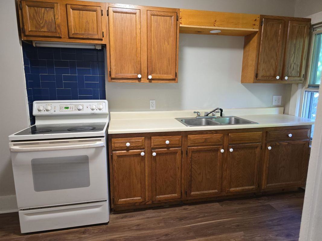 147 Laurel St - Photo 2 of 15