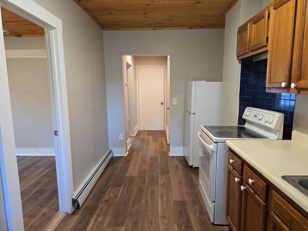 147 Laurel St - Photo 3 of 15