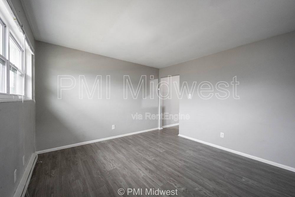 823 Iowa St - Photo 2 of 10