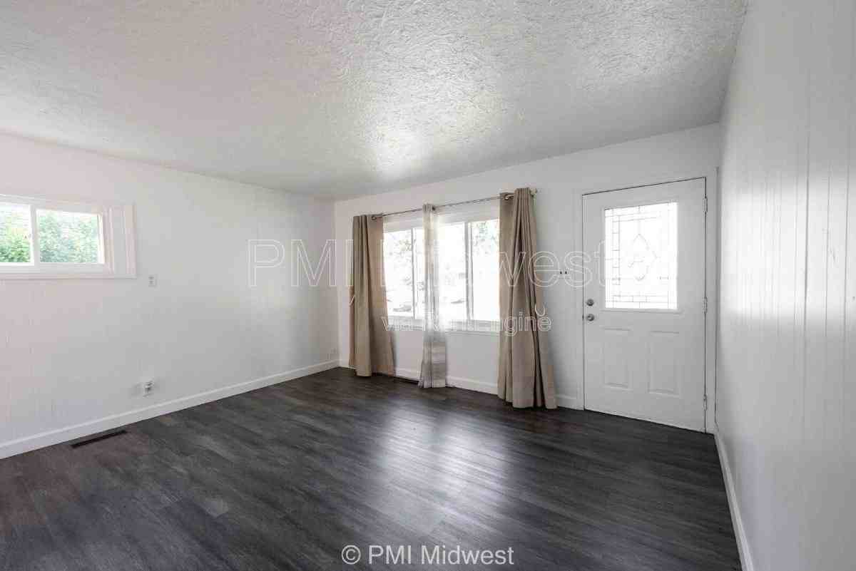 4627 Karen Dr - Photo 3 of 10