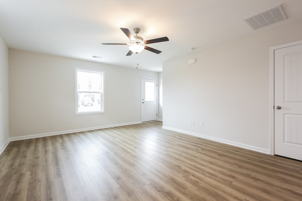 327 327 Noble Ln - Photo 3 of 15