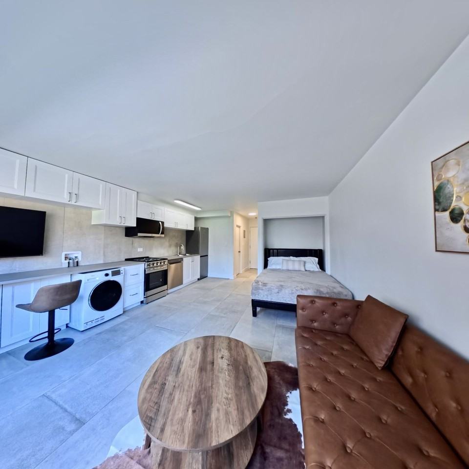 Suffolk House - 1540 Haro - Photo 2 of 50