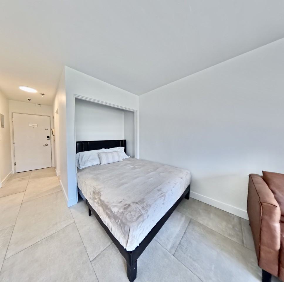 Suffolk House - 1540 Haro - Photo 5 of 50
