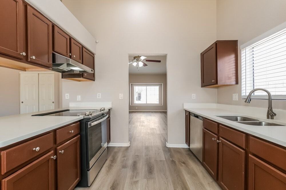 10249 W Orange Dr - Photo 5 of 16