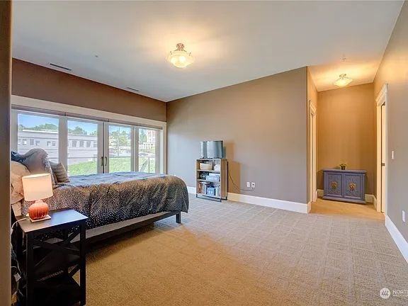 207 Broadway - Photo 4 of 35