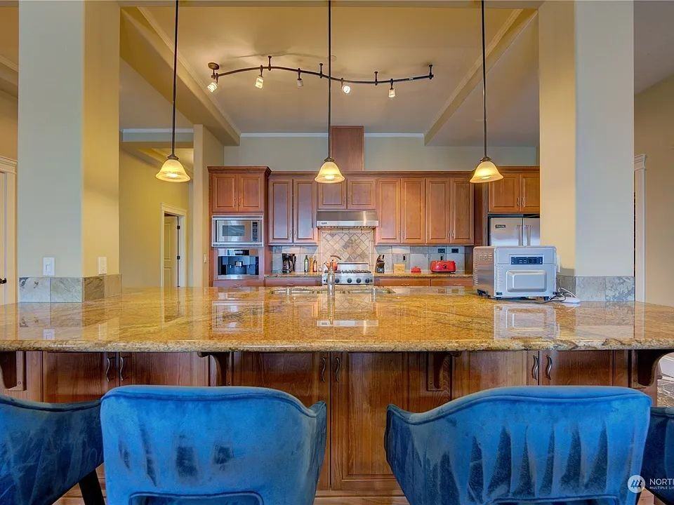 207 Broadway - Photo 5 of 35