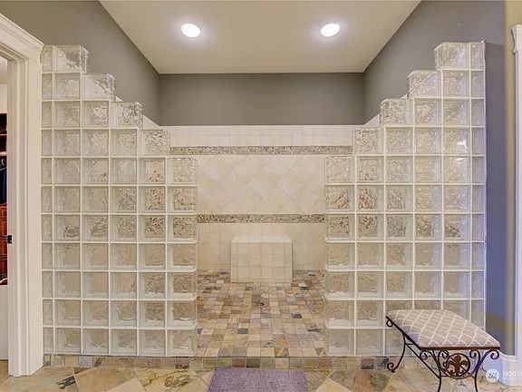 207 Broadway - Photo 6 of 35