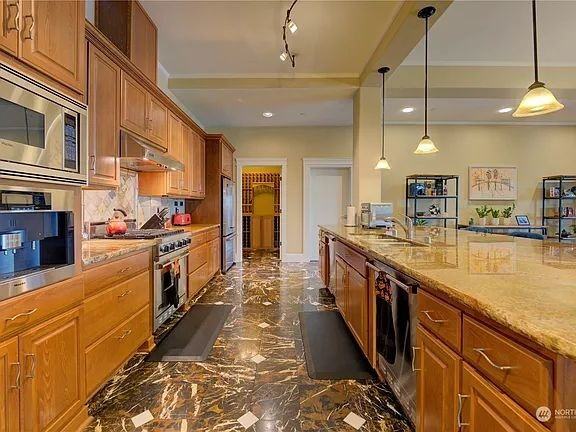 207 Broadway - Photo 7 of 35