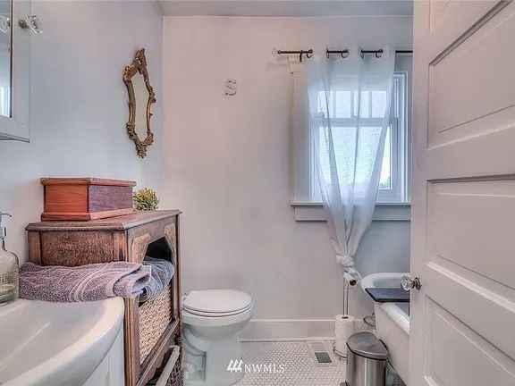 1415 N Steele St - Photo 4 of 19
