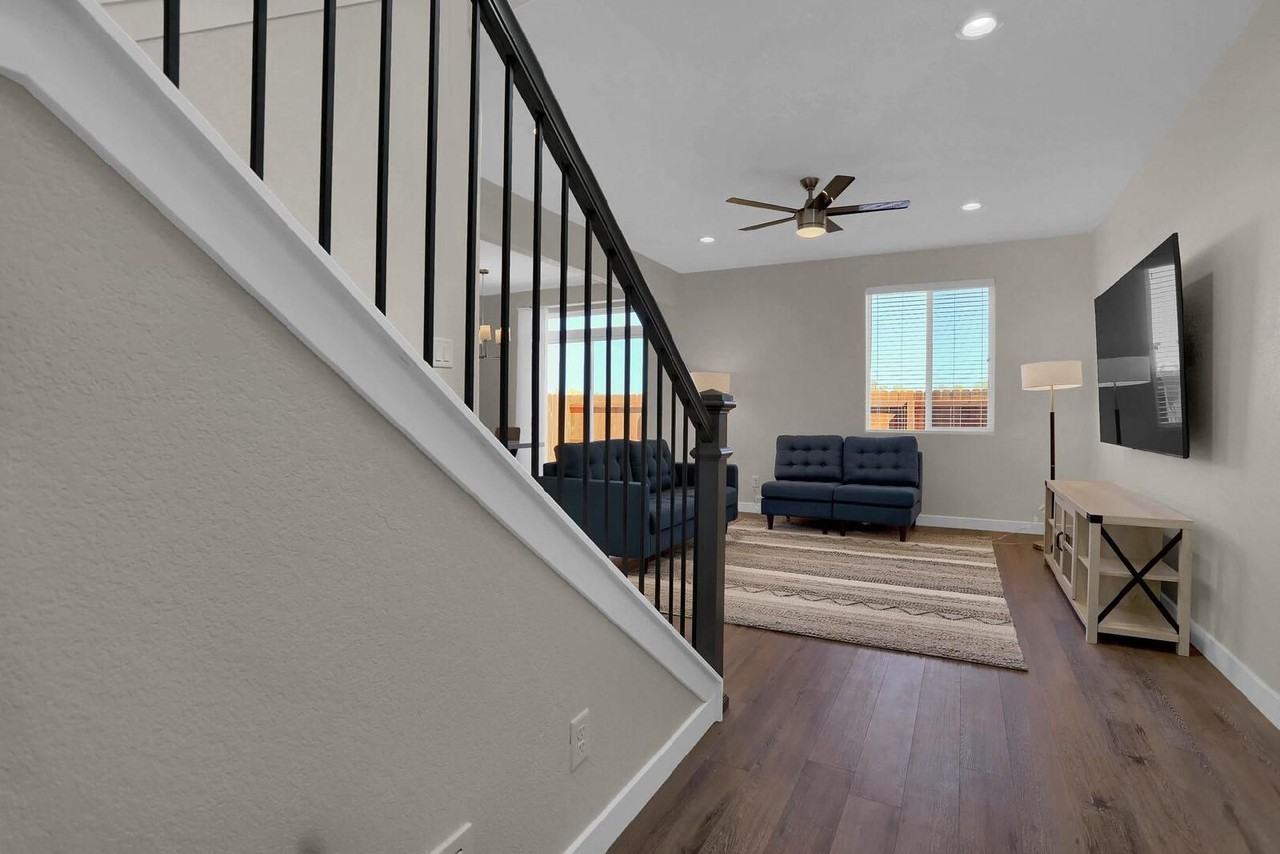 3792 Venice Grv - Photo 2 of 24