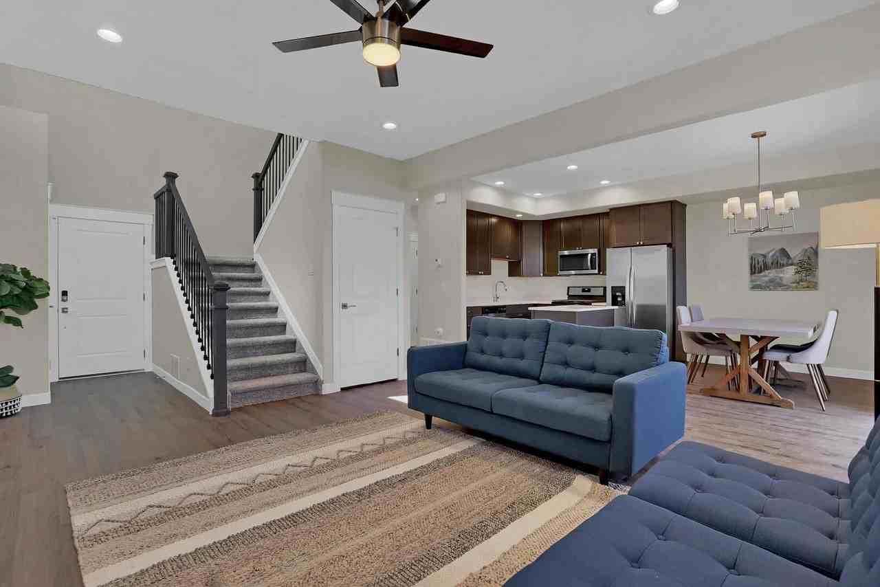 3792 Venice Grv - Photo 3 of 24
