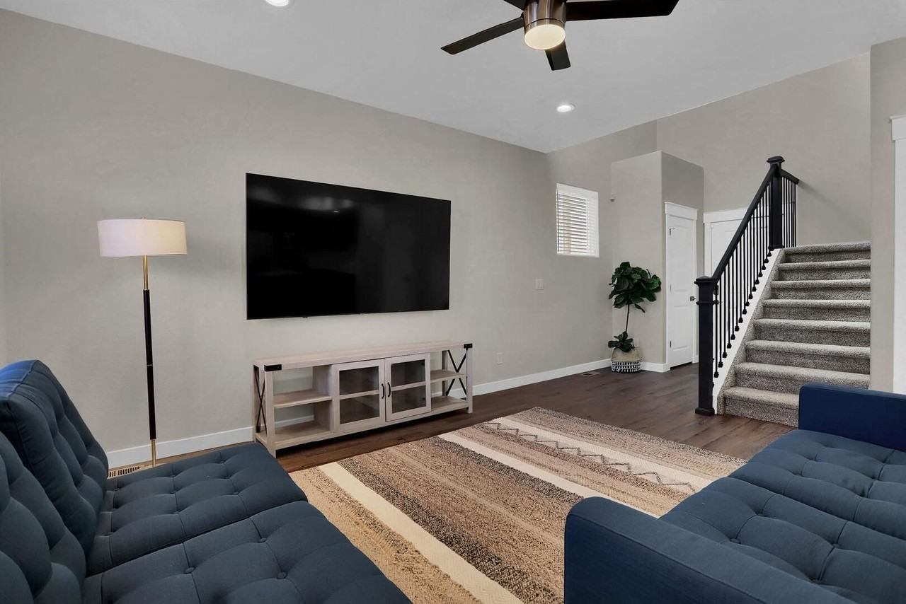 3792 Venice Grv - Photo 4 of 24