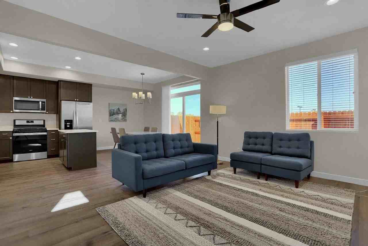 3792 Venice Grv - Photo 5 of 24