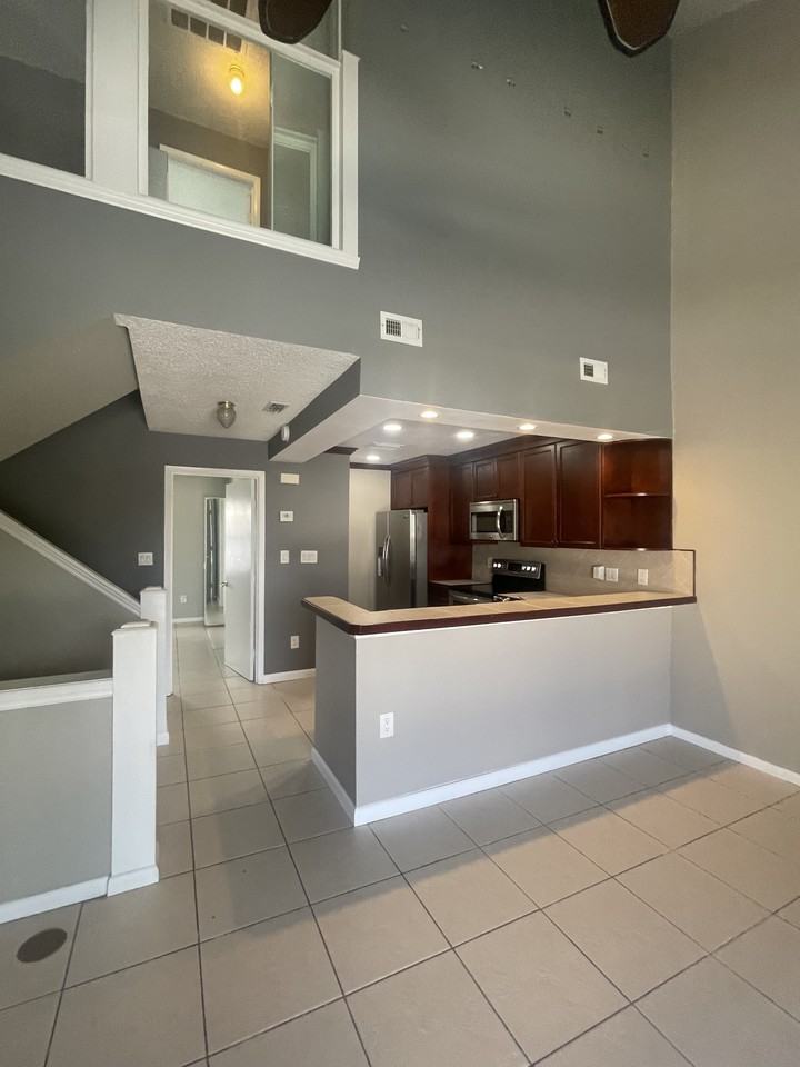 2647 St Josephs Dr W - Photo 3 of 20