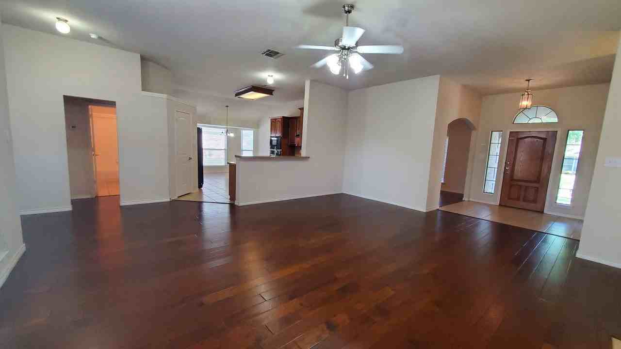 301 Ponderosa Trl - Photo 2 of 32