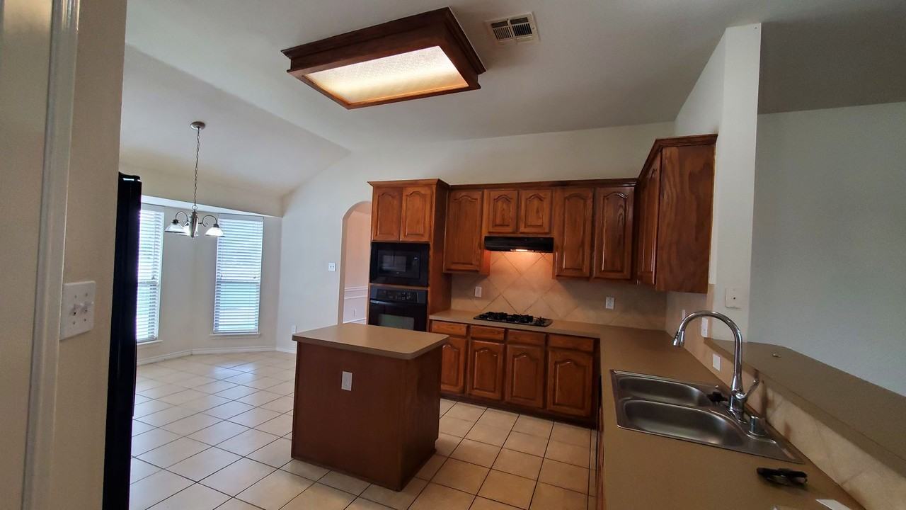301 Ponderosa Trl - Photo 3 of 32