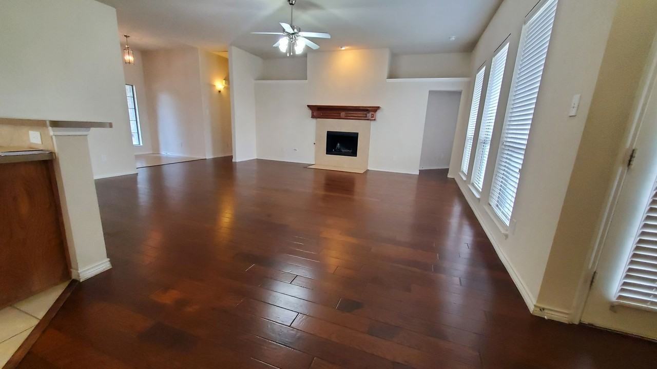 301 Ponderosa Trl - Photo 4 of 32