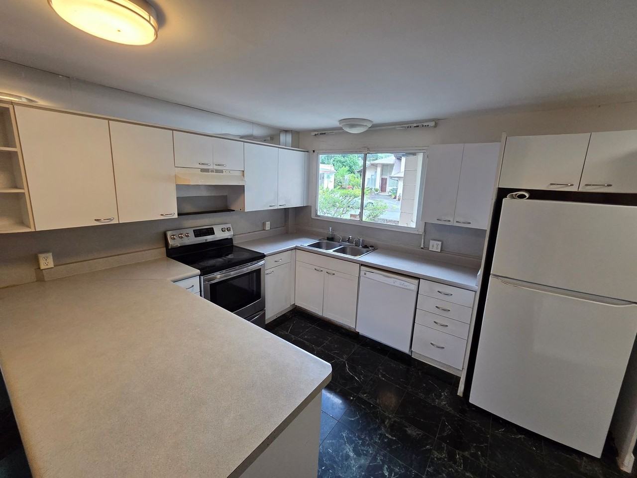 2719 Poelua St - Photo 5 of 28