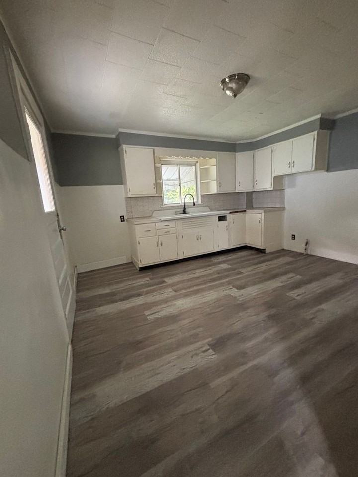 428 E Division St - Photo 5 of 11