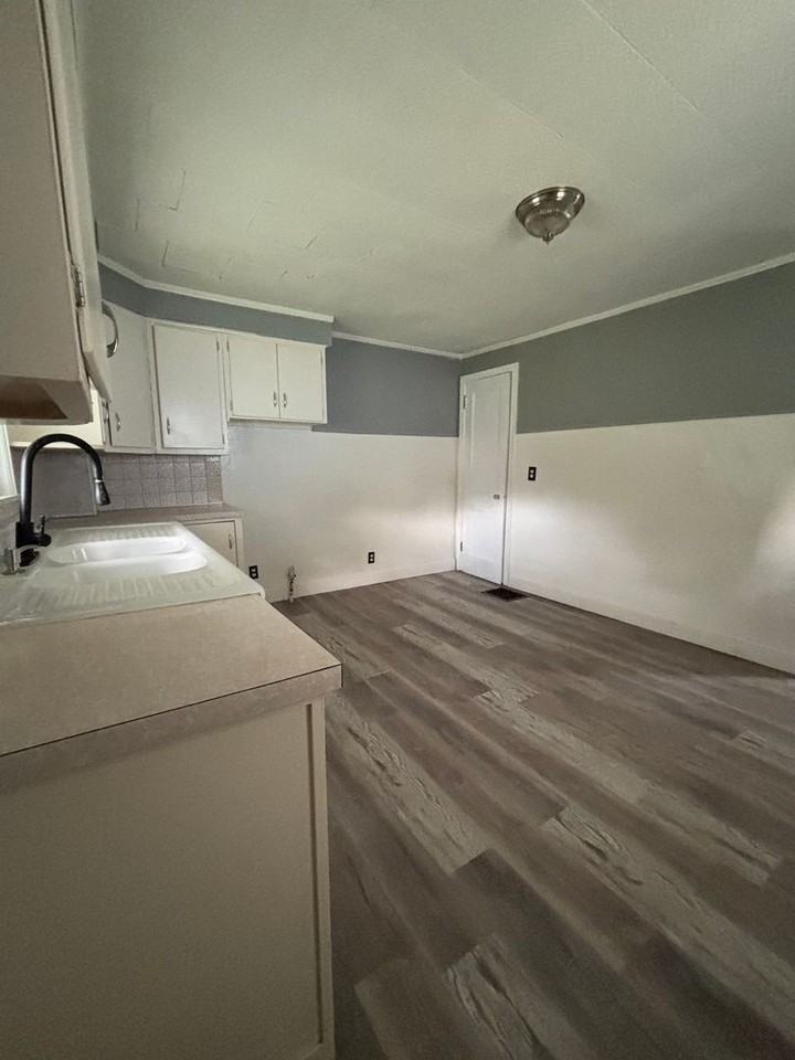 428 E Division St - Photo 6 of 11