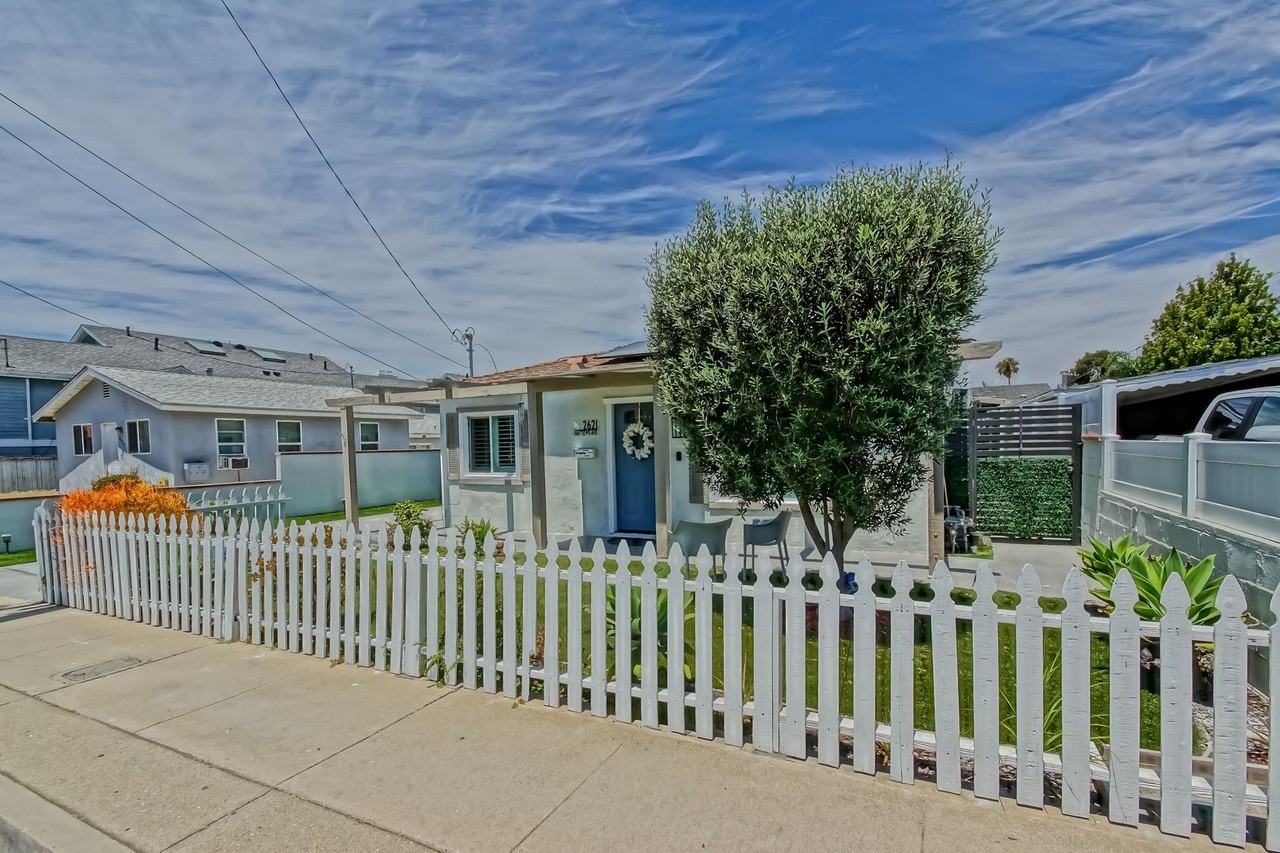 2621 Mathews Ave - Photo 3 of 41