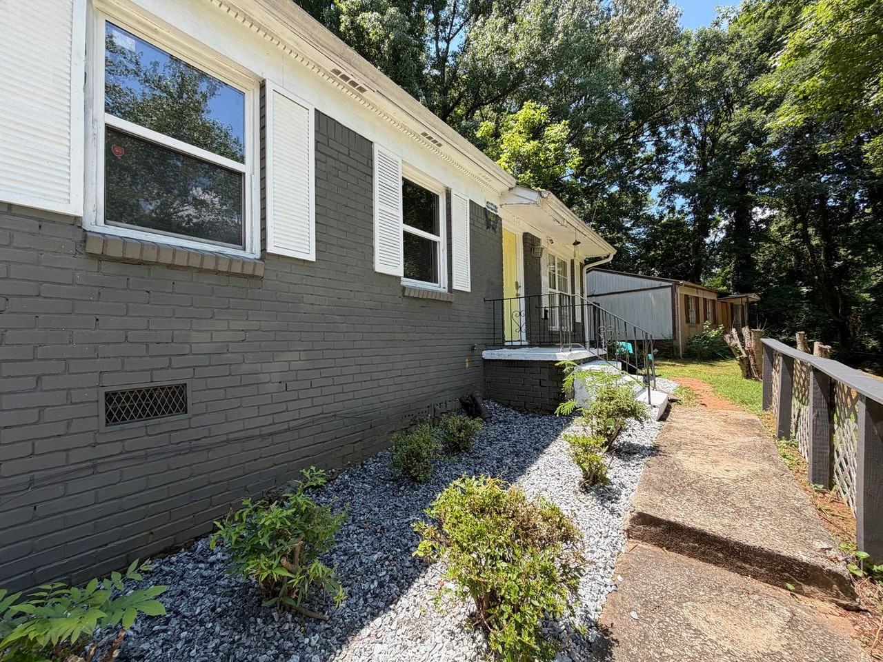 1224 Octavia St Se - Photo 2 of 20