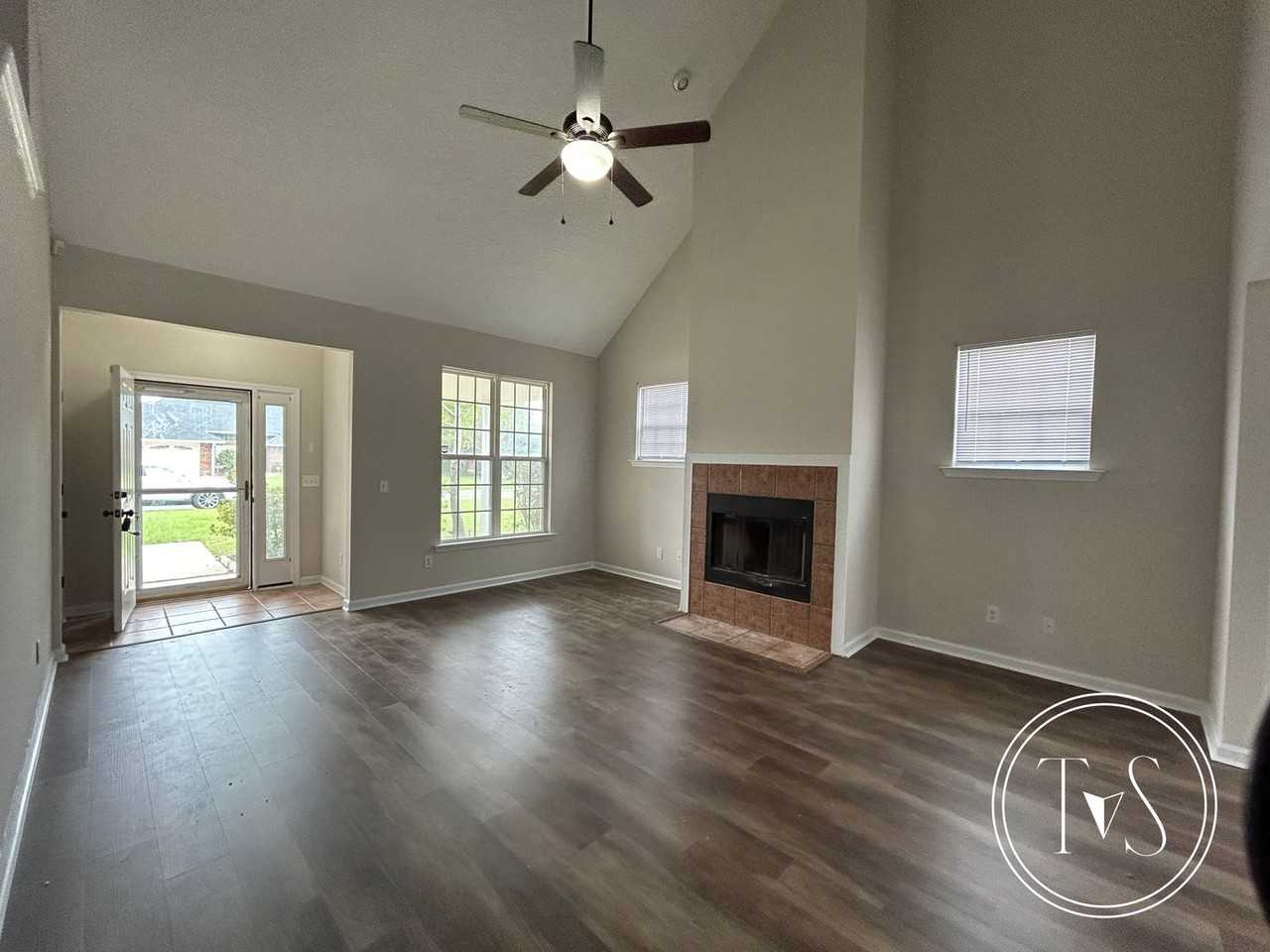 1825 Lawnwoods Dr - Photo 3 of 16