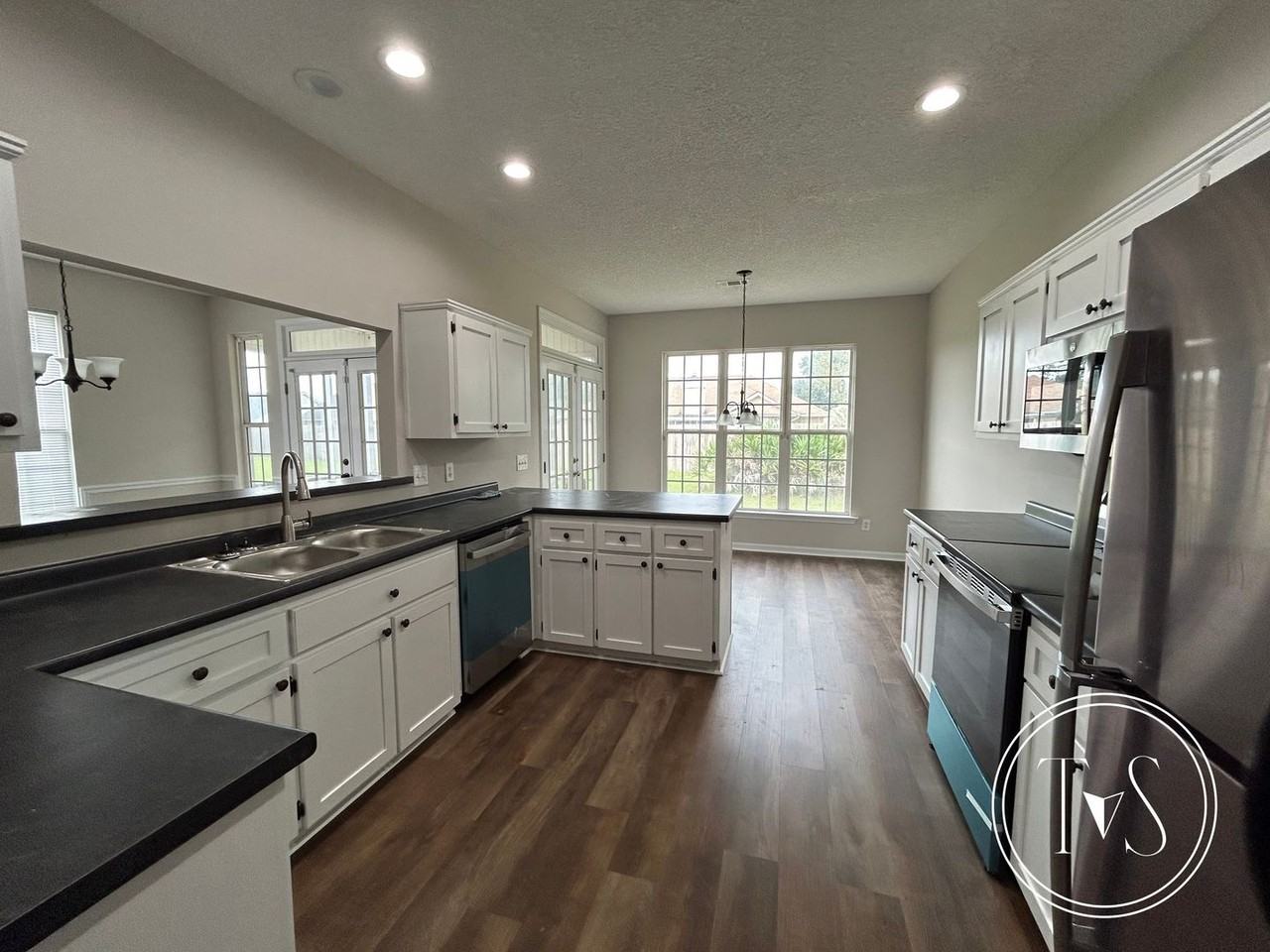 1825 Lawnwoods Dr - Photo 4 of 16