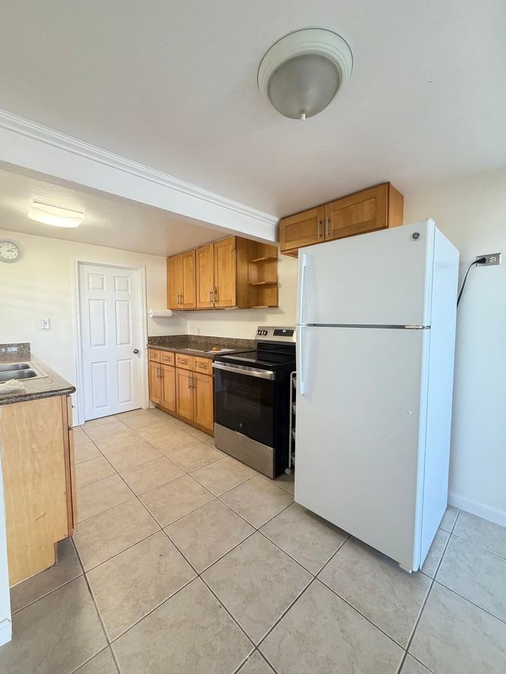 2226 Noah St - Photo 3 of 17