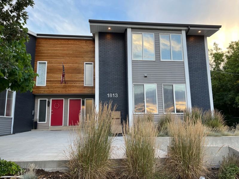 1813 S Laurelhurst Dr #1 - Photo 2 of 36