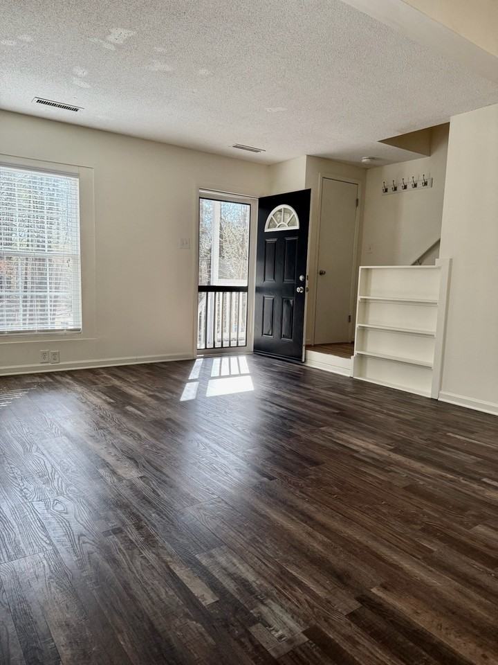 925 Shadylawn Rd #B - Photo 4 of 20