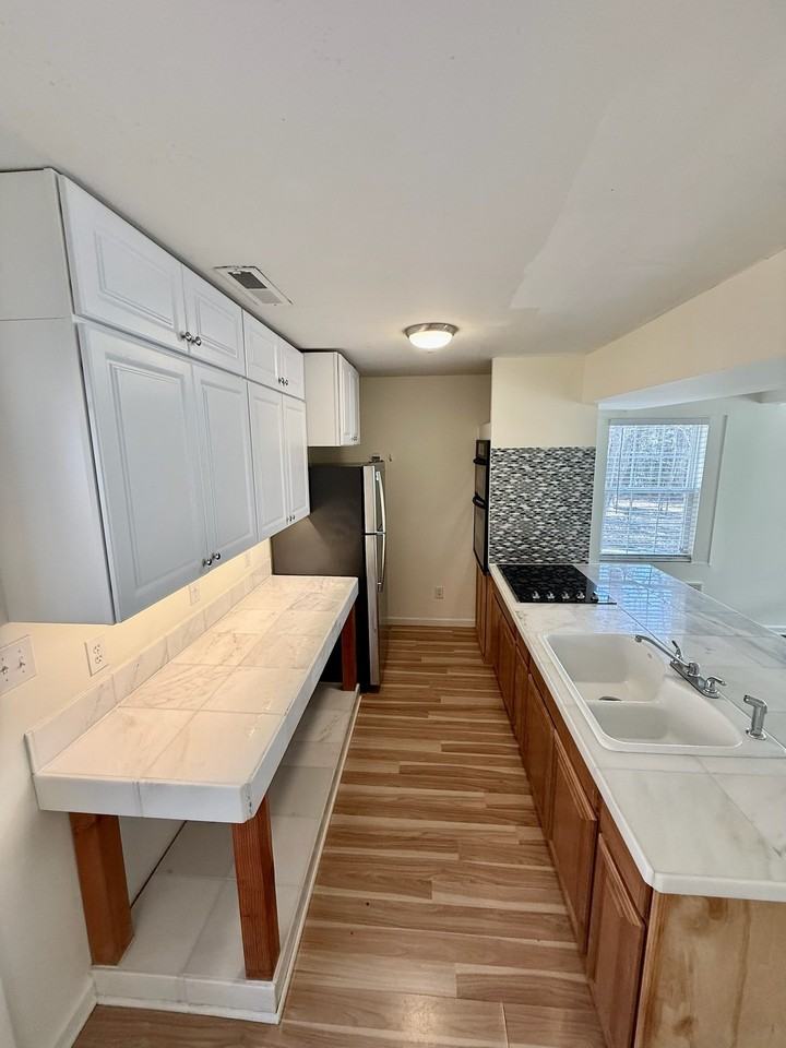 925 Shadylawn Rd #B - Photo 6 of 20