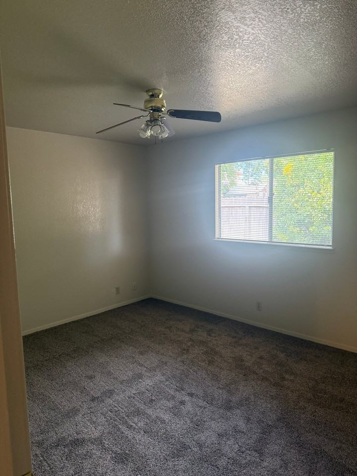 715 Virginia St #B - Photo 3 of 11