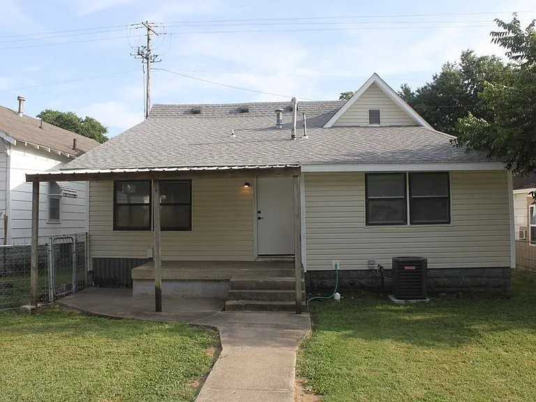 808 W 4th St - Photo 2 of 10