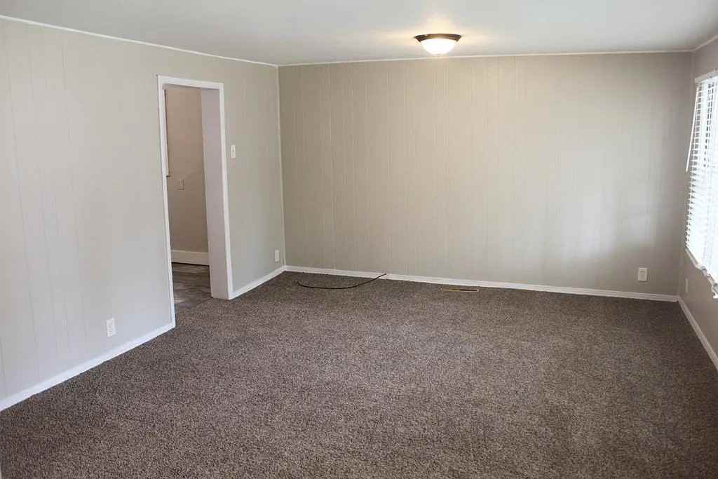 808 W 4th St - Photo 7 of 10