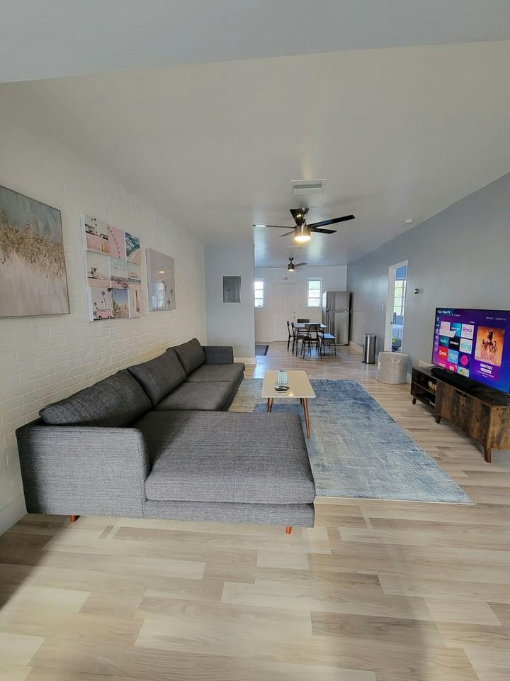 2215 N 20th Ave, Unit 2215 - Photo 5 of 22