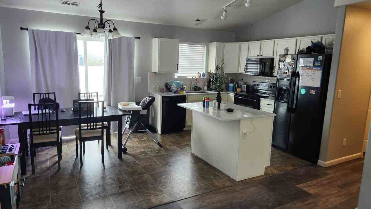 4407 South Mack Road - Photo 3 of 10