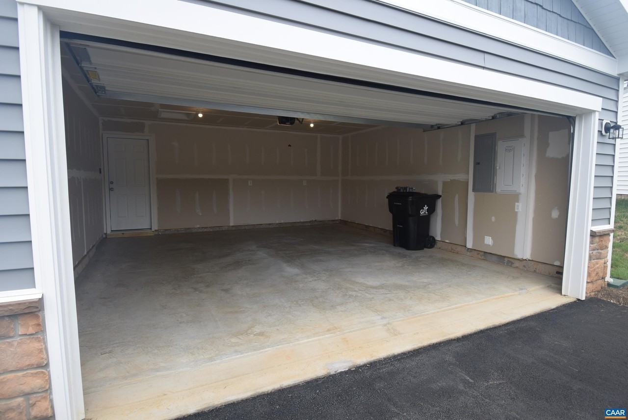 34 Diana Ct - Photo 4 of 20