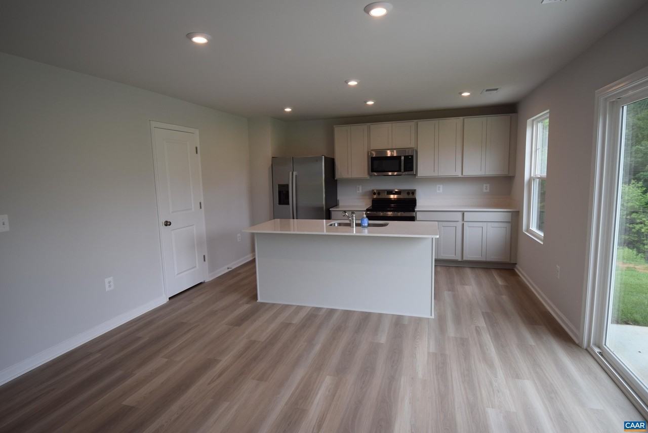 34 Diana Ct - Photo 7 of 20
