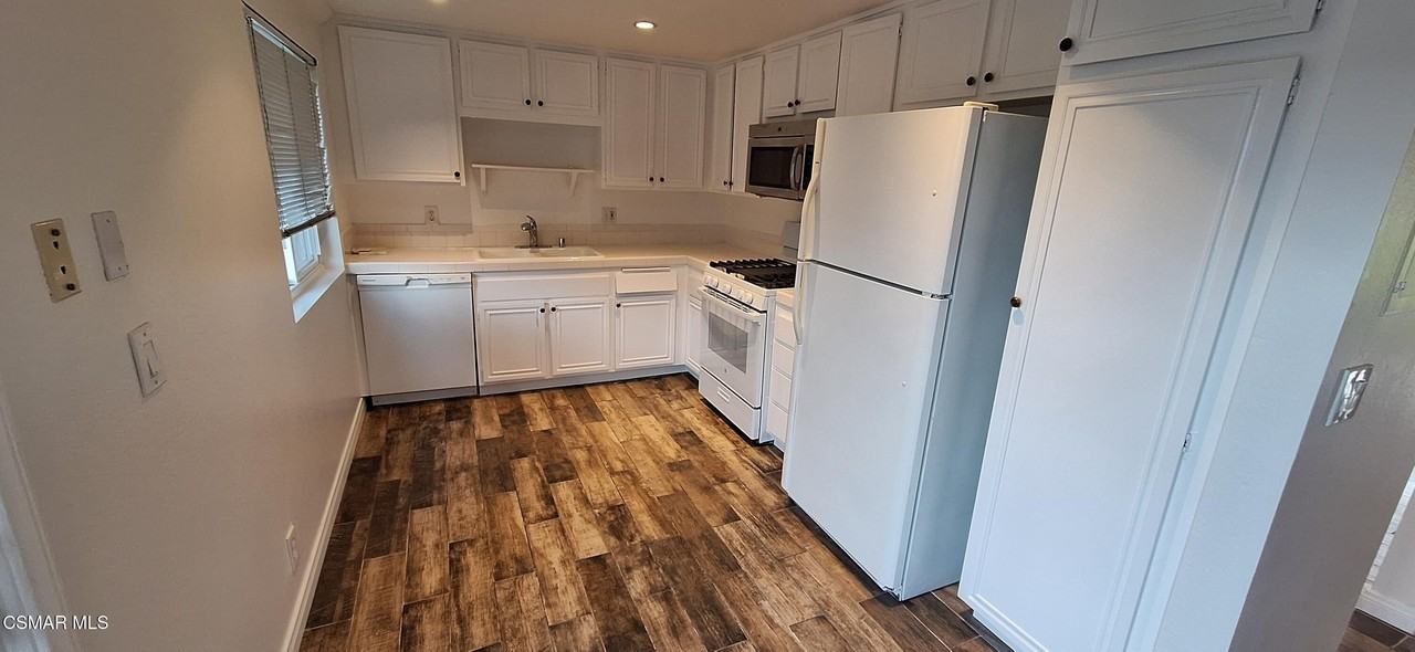 255 Green Moor Pl - Photo 4 of 16