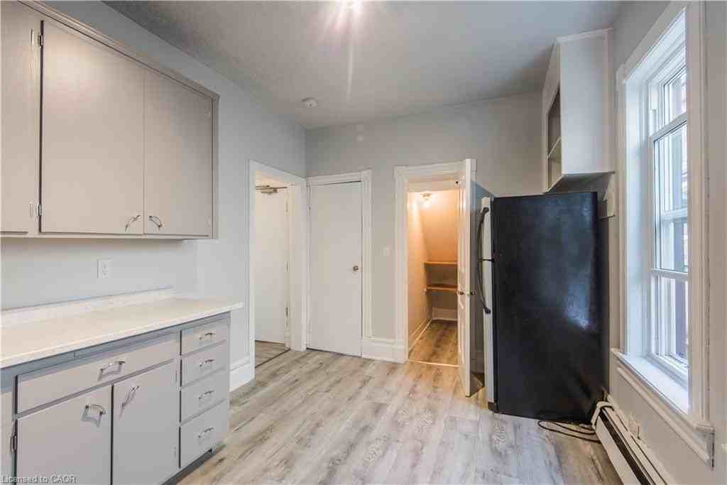 71 Wellington Street N 1 - Photo 5 of 17