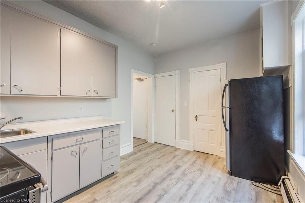 71 Wellington Street N 1 - Photo 6 of 17
